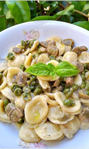 Orecchiette con fave e piselli