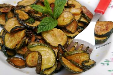 Zucchine alla poverella condite con menta, aglio, sale