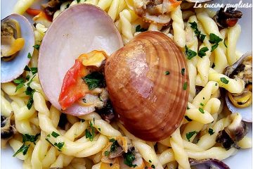 Strozzapreti con vongole fasolari e coccioli - la cucina pugliese