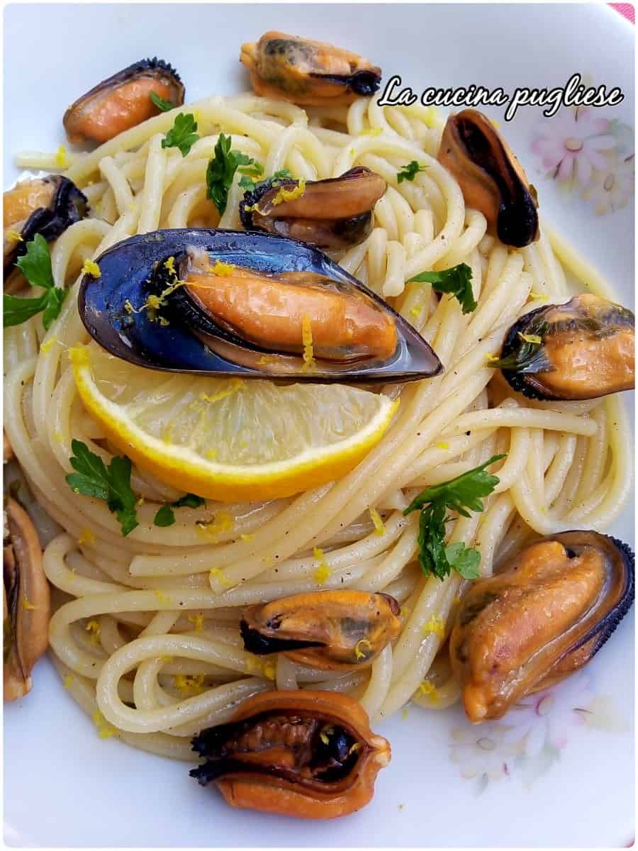 Spaghetti con cozze e limone - una ricetta di pesce semplice ma saporita.