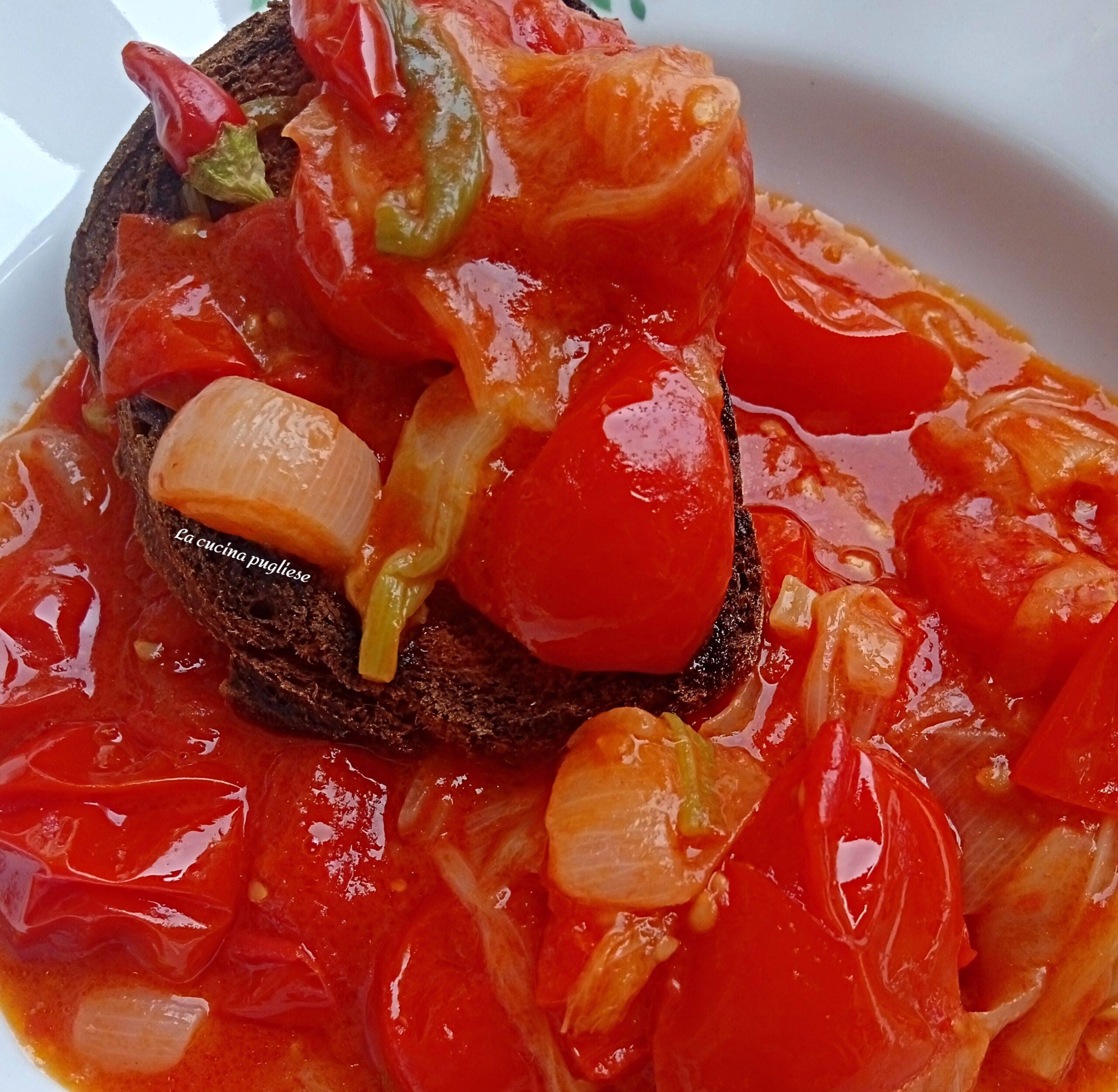 Sfricone piatto pugliese composto da pomodori sponsali peperoncino olio sale