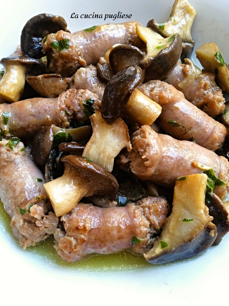 Salsiccia e funghi in padella semplice e veloce